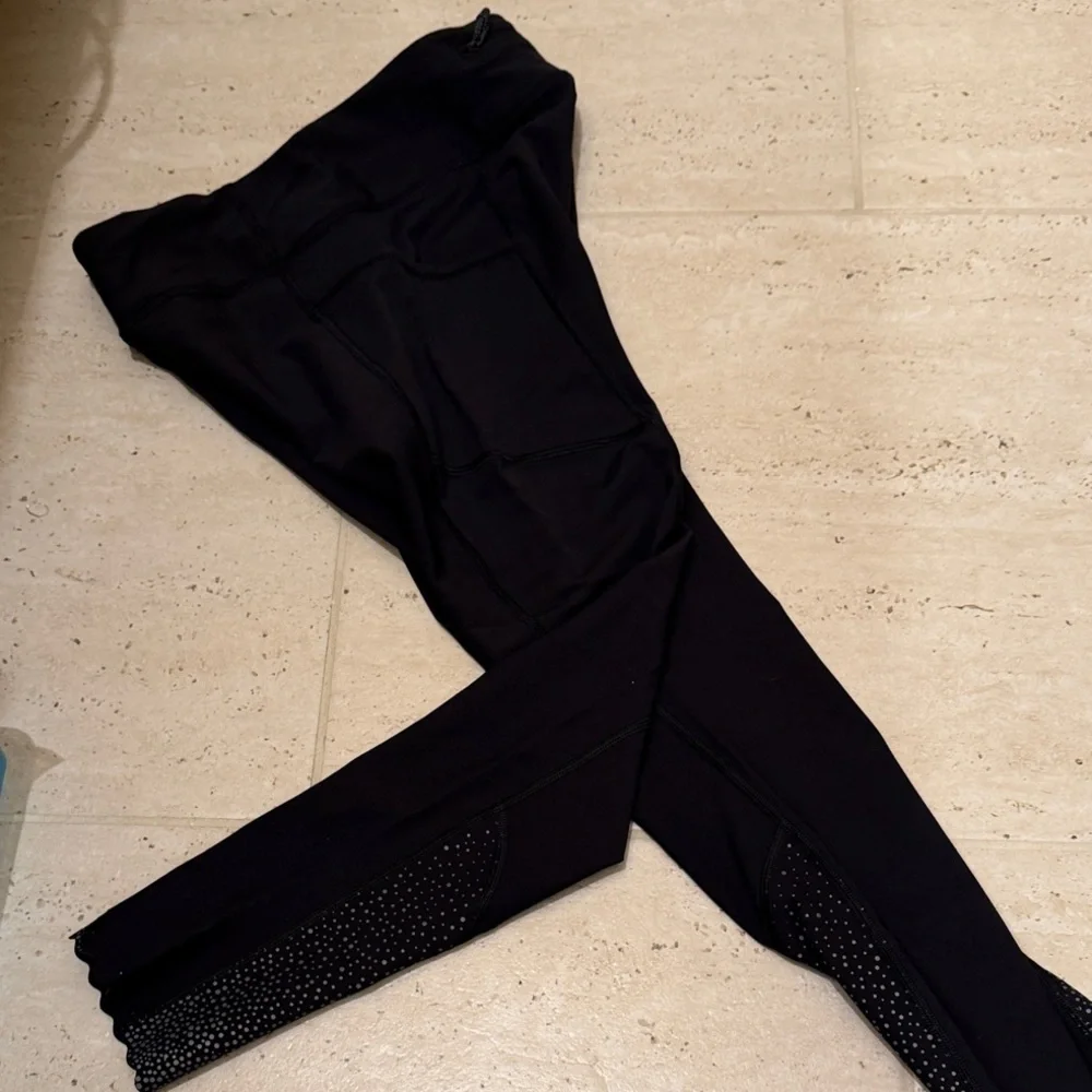 Lululemon 23” Women’s Tight Stuff leggings Size 6 Reflective Scallop Hem black - Picture 3 of 16